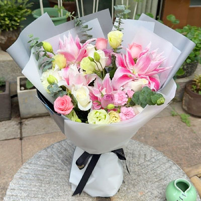 常德9朵玫瑰混搭百合，爱恋纯真无邪